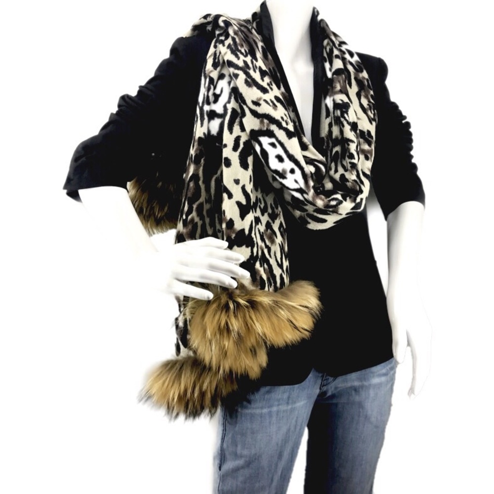 🌸Cashmere & Silk Scarf with Fox end detail.
